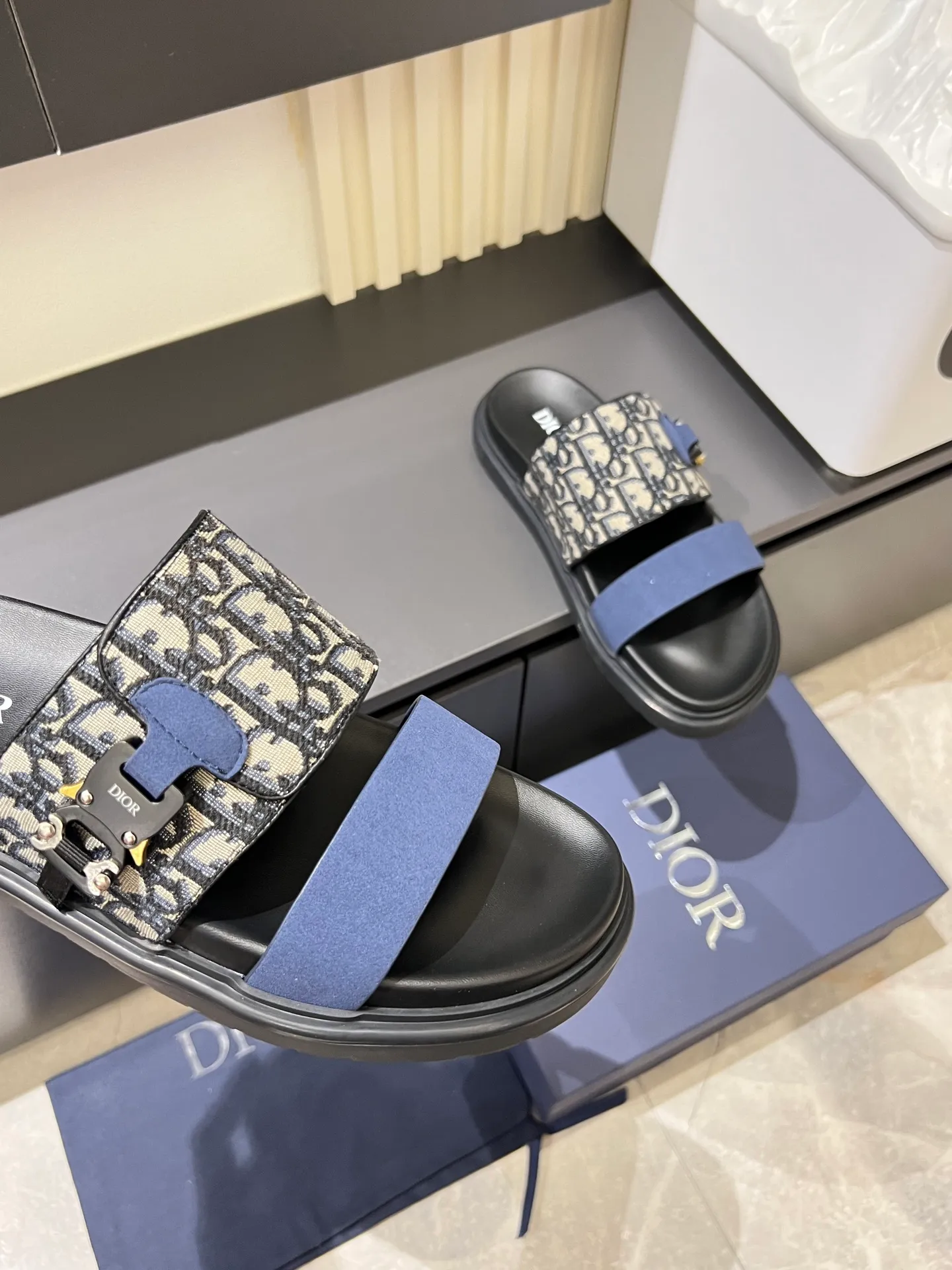 Men's Men's Shoes 💰p320 Dio* Men's Sandals Slippers. Showcasing Dior haute couture design. The Dior gray suede strap is accented with an aluminum Dior buckle for added style. Paired with a comfortable tonal notch sole, they pair easily with shorts or jeans for a sophisticated look. Main body: suede cow leather, technical fabric lining: cow leather, with adjustable straps, aluminum Dior buckle, Dior gray EVA insole, tonal notched rubber outsole splicing structure, size: 38-44 (customized at 45.46)